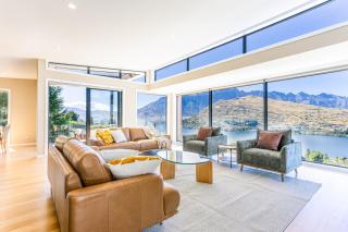 Panoramic Lakeview 4BR Luxury Home - Close to Town - 9