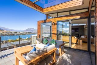 Panoramic Lakeview 4BR Luxury Home - Close to Town - 3