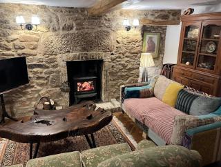 Charming Cotswold cottage with stunning views - 9