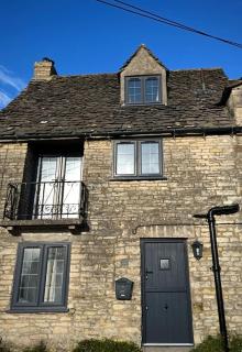 Charming Cotswold cottage with stunning views - 0