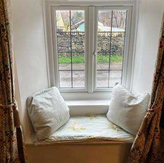 Charming Cotswold cottage with stunning views - 6