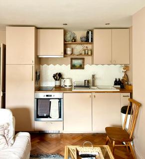 Vintage Basement Flat 1 min walk to beach. - 2