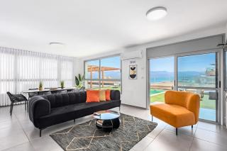 Sunny Rooftop Poolside Apartment Panoramic Views - 9