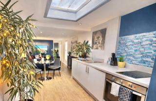 A Hidden Gem With Private Hot Tub and Garden - Netflix - Fast Wifi - Free Parking - 5