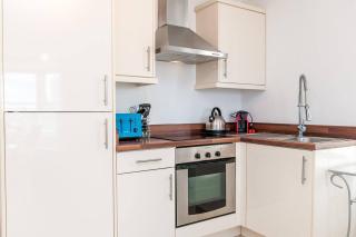 Stylish 2BR Apartment | Margate Beach & Old Town - 7