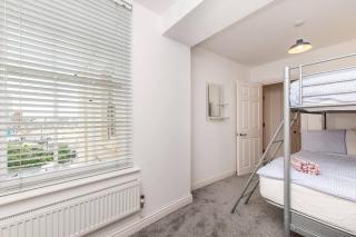 Stylish 2BR Apartment | Margate Beach & Old Town - 1
