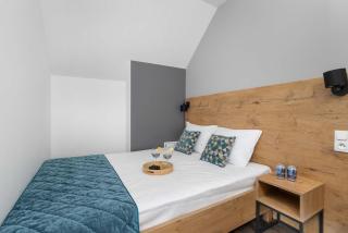 Nadmorski Dwupoziomowy Apartament z Basenem i Parkingiem by Noclegi Renters - 9