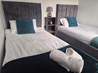 3 bedroom house-Ellesmere Port - 3