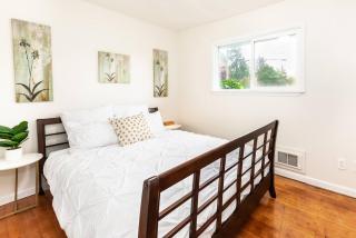 7 min Airport Rambler, Fenced Yard - 2