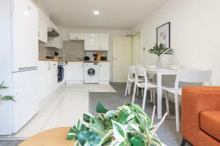 Spacious 3BR Apt Guests 6 Parking Central Leeds - 4