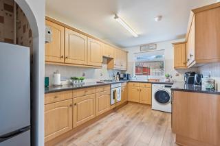 Spacious White House with parking, garden, Wi-Fi - 6