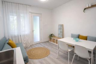 Leon Flat - 4