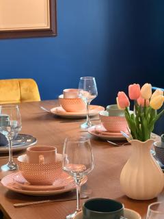 6 BR 3 Bath Spacious Tudor House & Free Parking - 8