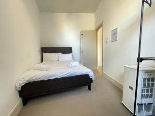 Opuluxe 4-Bedroom House - Sleeps 16 - Near Westfield - 7
