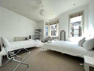 Opuluxe 4-Bedroom House - Sleeps 16 - Near Westfield - 6