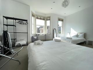 Opuluxe 4-Bedroom House - Sleeps 16 - Near Westfield - 4