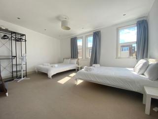 Opuluxe 4-Bedroom House - Sleeps 16 - Near Westfield - 8
