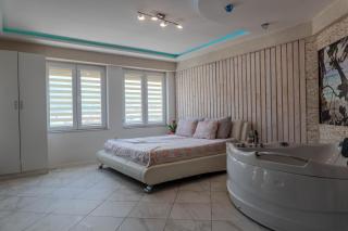 Couples Apartment with Jacuzzi - Near the Lake - 7