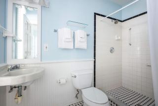 Deluxe Queen at the Curry Mansion - Parking & Heated Pool! - 5