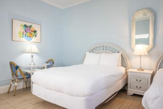 Deluxe Queen at the Curry Mansion - Parking & Heated Pool! - 4