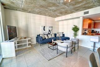 Perfect Downtown Stay w Balcony - 5