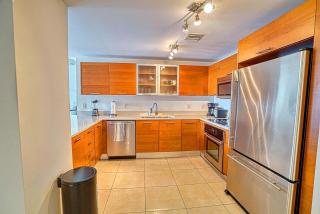 Perfect Downtown Stay w Balcony - 8