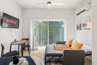 Cozy Arts District Stay Gym, Games and Yoga - 0