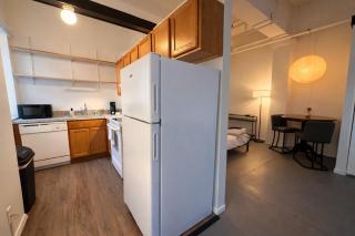 Westown Studio Apt Near Fiserv, Baird, and Theater District - 2