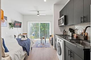 Cozy Arts District Stay Gym, Games and Yoga - 1