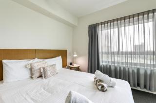 10th floor Superior Suite with King Bed - 5