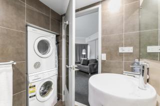Level 10 Life Spacious 1 Bed Apartment and Pool - 4