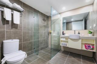 The Complete Studio with King Bed, Full Kitchen & Laundry at Darwin CBD - 4