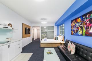The Complete Studio with King Bed, Full Kitchen & Laundry at Darwin CBD - 3