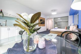 The Complete Studio with King Bed, Full Kitchen & Laundry at Darwin CBD - 3