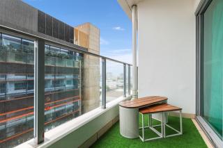 The Complete Studio with King Bed, Full Kitchen & Laundry at Darwin CBD - 1