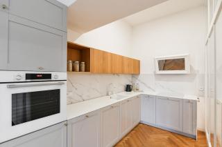 Elegant Garden Apartment near Main Station - 0