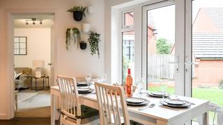 Luton Contractor friendly - Parking - fast WiFi - Airport - M1 - Sleeps 9 - 1