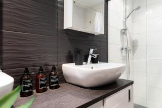 Quiet 2BR Steps from Old Town, Parking garage - 5