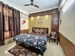 Vrindavan Divine Nest Near Prem Mandir and Iskcon -2BHK Apartment #Lift #ACRooms #Wifi #Family #Couple #FreeParking #Park #2Rooms 2-6 People - 0