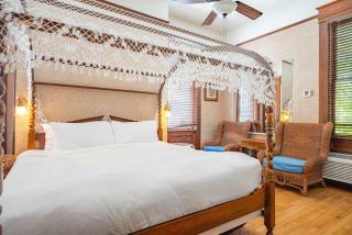 Deluxe King - Curry Mansion with Pool! - 7
