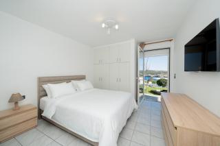 Elegant Coastal Retreat, Hot Tub and Sea Views By KB Hospitality - 4