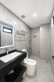 Spacious 4BR House - Elevator - 2km to West Lake - 9