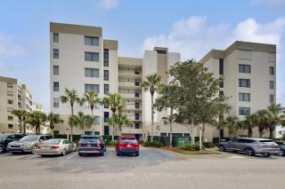 Third-floor oceanfront condo with balcony, W/D, pool & tennis - 8