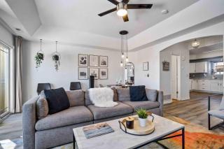 Cozy 2BR Home Workspace Sleeps 4 Downtown - 3