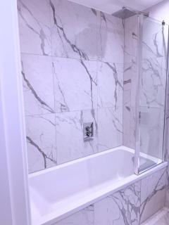 2 bedroom Modern Margate Retreat with Balcony & Parking - 8