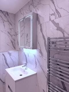 2 bedroom Modern Margate Retreat with Balcony & Parking - 7