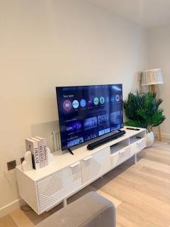2 bedroom Modern Margate Retreat with Balcony & Parking - 6