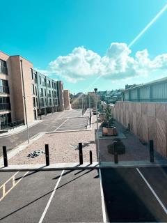 2 bedroom Modern Margate Retreat with Balcony & Parking - 2