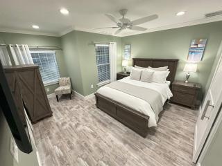 BRAND NEW! Lakefront 9BR Pool Hot Tub Outdoor Kitchen BBQ Theater 2 miles Disney - 4