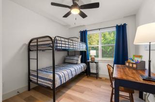 Bulldog Bliss Family Cottage - 6